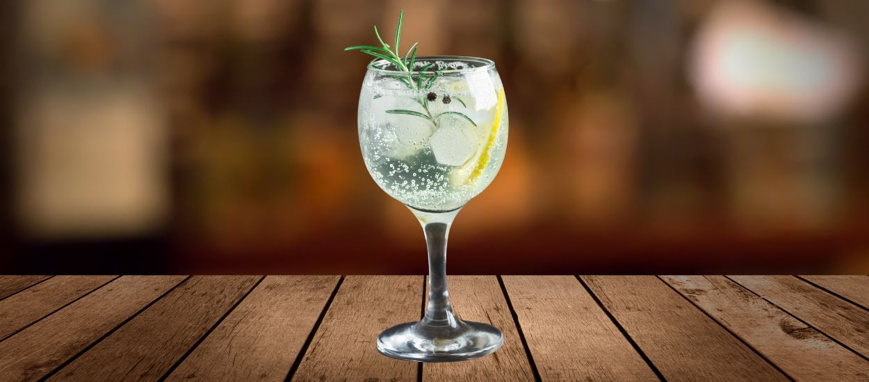 Gin, schweppes.